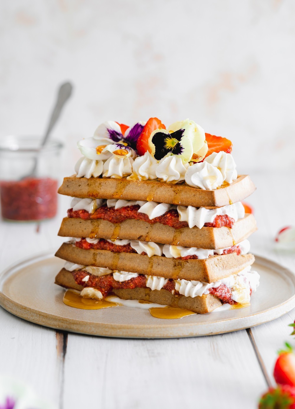 Waffeln mit Erdbeeren und Sahne