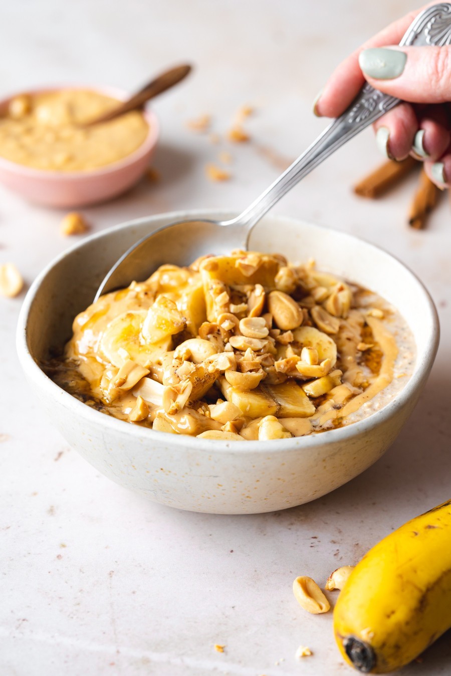 Erdnussbutter Bananen Früchstücks-Bowl